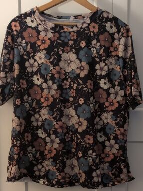 Floral Short-Sleeve Tee in Black with Blue & Peach Flowers